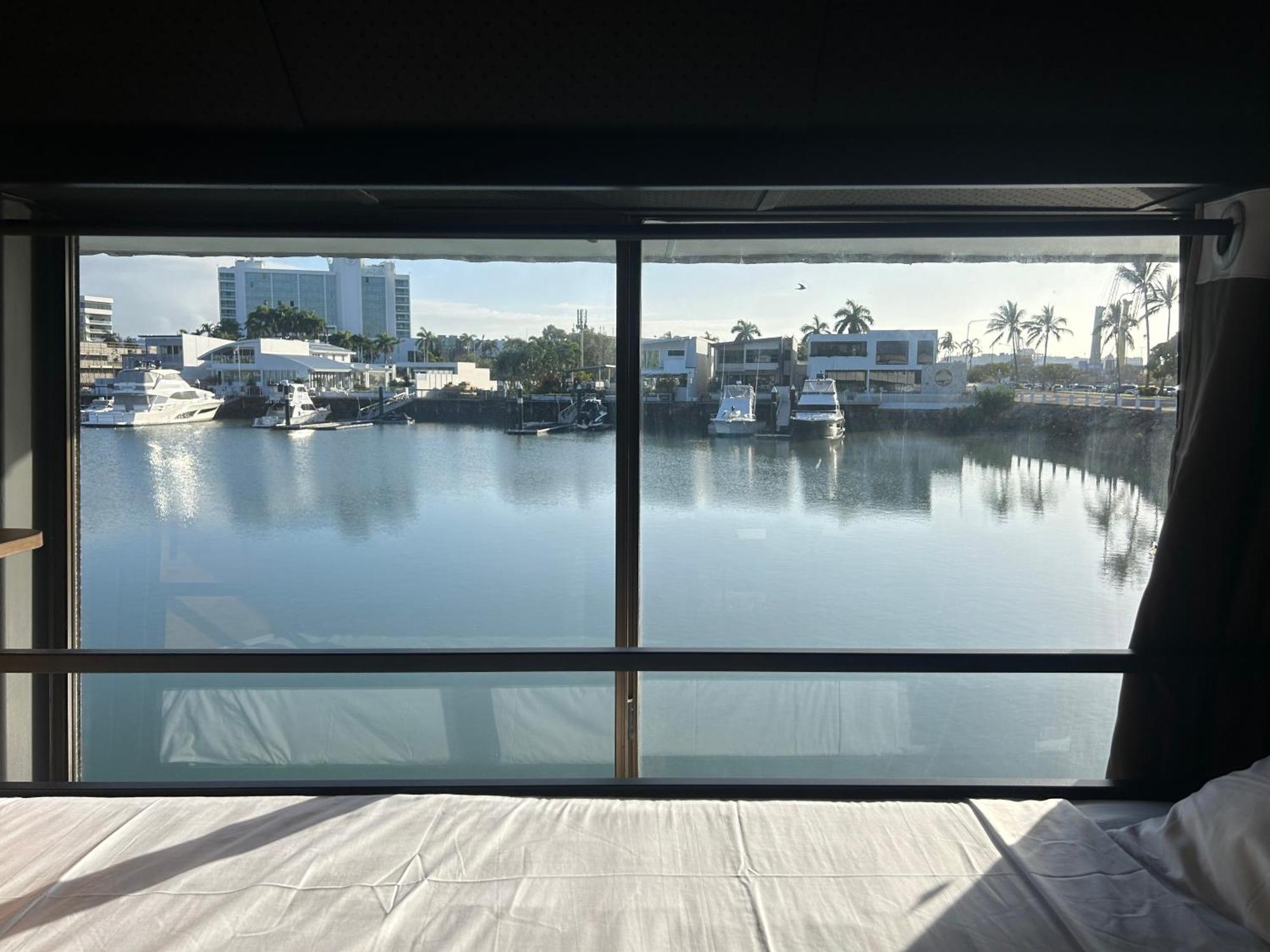 The Pier Pods On The Water- 50M From Townsville Bus Terminal And Ferry Terminal- Passport Id Requried エクステリア 写真
